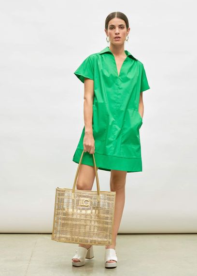 Chica con vestido verde y bolso
